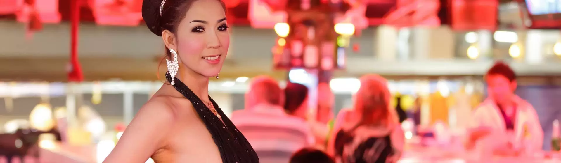 Porträtartige Darstellung einer thailändischen Ladyboy-Person in moderner Umgebung