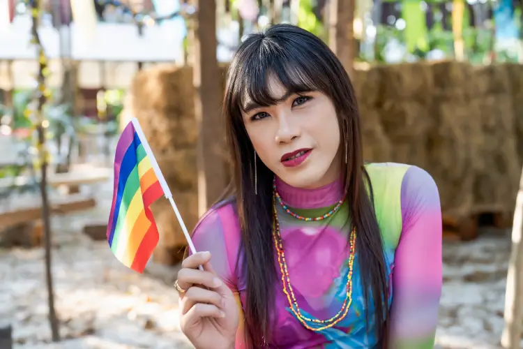 ผู้หญิงข้ามเพศชาวไทยยิ้มอย่างมั่นใจสำหรับคู่มือการเดตใน Hat Yai